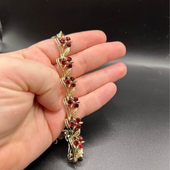 Vintage Lisner Gold tone Leaf Necklace with Red Round Stones - Picture 2 of 4